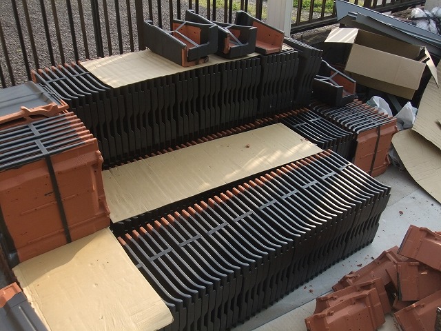 日進市の築年数不明の戸建てでルーフィングの張り替えと平板瓦葺き工事が完了しました